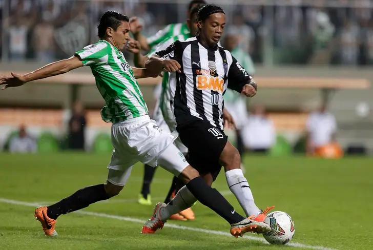 Copa Libertadores del 2014, Ronaldinho disputa un balón con Daniel Bocanegra Foto: Goal