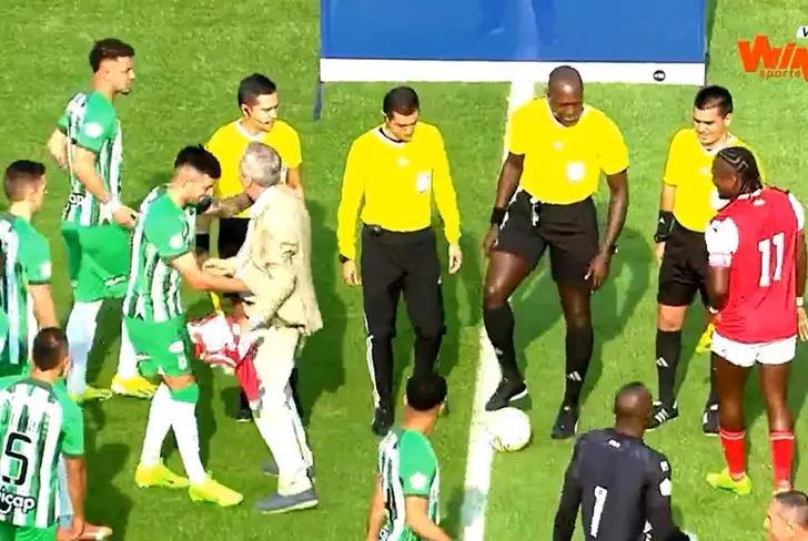 Los jugadores de Atlético Nacional aplaudiendo a Gerardo Pelusso Foto: Captura de pantalla Win Sports