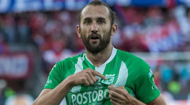 Hernán Barcos y uno de sus goles en el clásico paisa Foto: Atlético Nacional