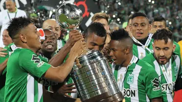 Alex Mejía, Macnelly Torres y Miguel Borja levantando la CONMEBOL Libertadores de 2016 Foto. Conmebol