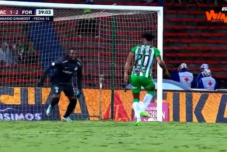 La increible jugada de la defensa de Atlético Nacional Foto: Captura de pantalla Win Sports&nbsp;